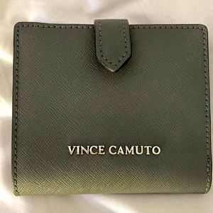 Like new small Vince Camuto Wallet 🥰